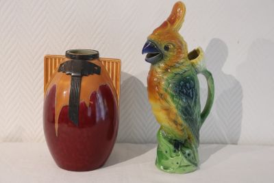 deux vases posés l'un à côté de l'autre sur une table