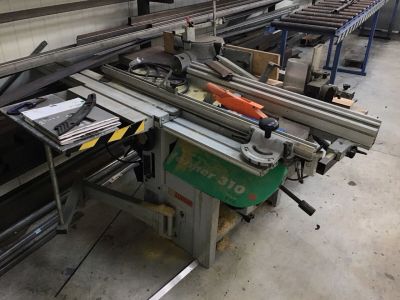 une photo d'un atelier d'usinage où se trouvent de nombreuses machines