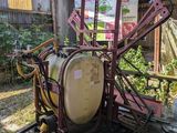 une machine posée sur une palette dans la cour