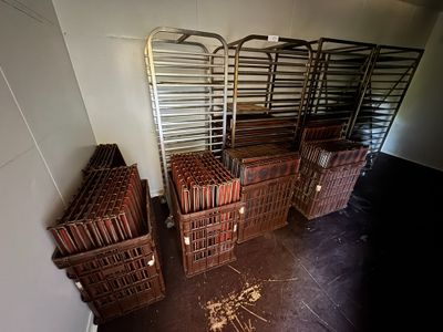 de nombreuses caisses qui sont posées dans un coin d'une pièce