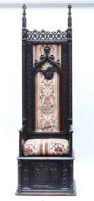 Cathèdre en bois naturel patiné, mouluré et sculpté à décor …