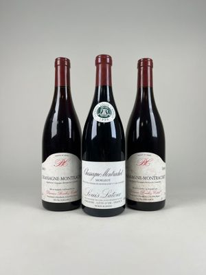 trois bouteilles de vin rouge posées sur une table