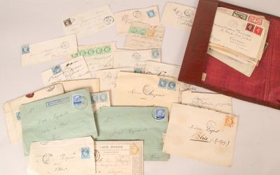 beaucoup de vieilles lettres et d'enveloppes posées sur une table