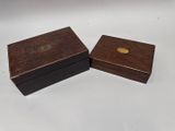 deux petites boîtes en bois surmontées d'une plaque en laiton
