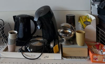 une cafetière et d'autres ustensiles de cuisine posés sur le plan de travail de la cuisine