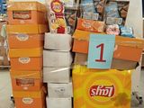 un chariot rempli de paquets de chips et d'autres snacks