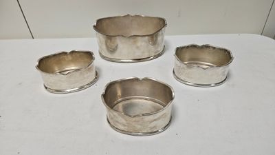 quatre couverts posés sur une surface blanche