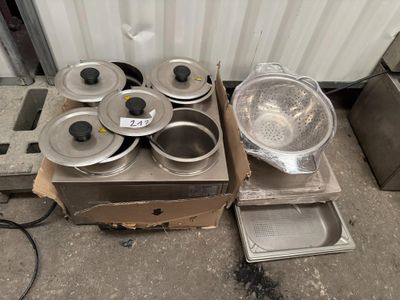 de nombreuses casseroles et poêles qui traînent par terre