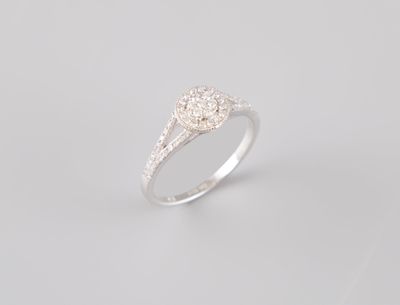 gros plan d'une bague en diamant sur fond blanc