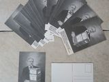 plusieurs photos en noir et blanc d'un homme en costume-cravate et un tas de cartes postales