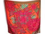 une écharpe orange et verte avec des fleurs roses sur fond blanc