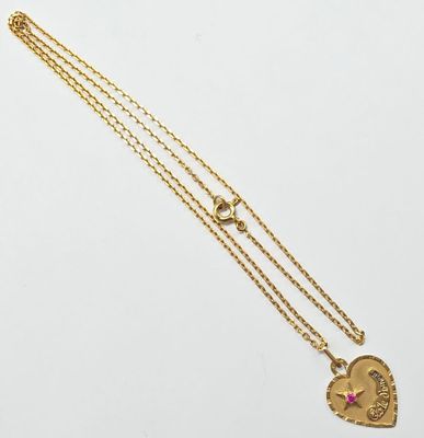 un collier en or orné d'un cœur et d'une étoile