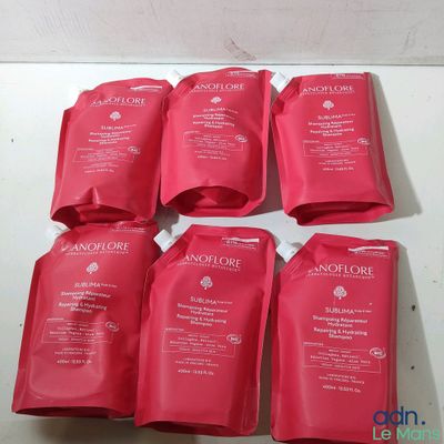 six paquets de produits de soin pour la peau Lanoflore posés sur une table