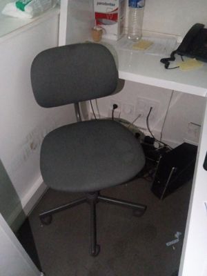 un bureau sur lequel se trouvent une chaise et un téléphone
