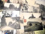 une pile de vieilles cartes postales posée sur une table