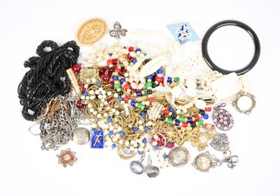 une pile de bijoux assortis sur une surface blanche