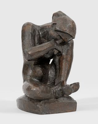 statue d'un homme assis sur un rocher, la tête dans les mains