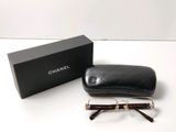 une paire de lunettes posée sur une table à côté d'une boîte