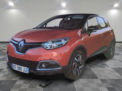 la voiture rouge est garée sur un sol en damier dans le garage