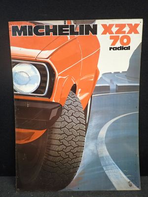 un vieux magazine avec la photo d'une voiture en couverture
