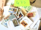 une pile de timbres posée sur une table, sur laquelle est posée une pancarte
