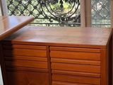 une photo d'une commode dans une pièce avec une fenêtre