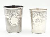 deux tasses en argent posées l'une à côté de l'autre sur une surface blanche