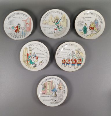 six assiettes ornées de motifs différents, posées sur un fond gris