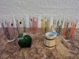 de nombreux verres de différentes couleurs posés sur une table