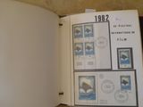 un livre ouvert avec des timbres, posé sur une table