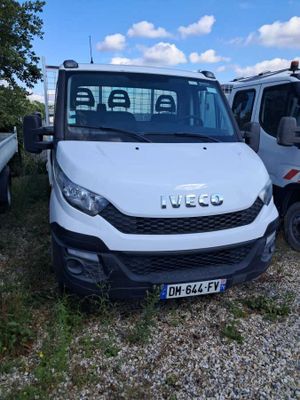 une camionnette blanche garée à côté d'un camion blanc