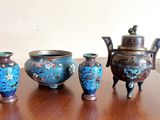 trois vases et une théière posés sur une table
