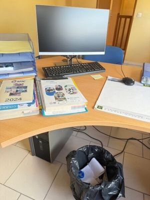 un bureau sur lequel se trouvent un ordinateur, une imprimante et d'autres fournitures de bureau