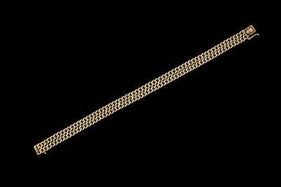 gros plan d'un bracelet en or sur fond noir