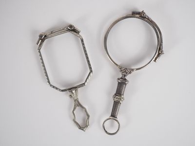 Deux binocles dépliantes en argent, métal argenté et strass. - Photo 1