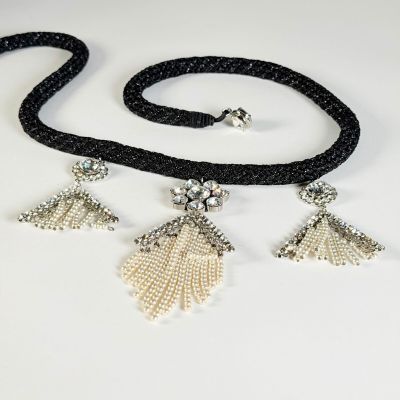 KARL LAGERFELD, ceinture en cordon noir ornée de strass et d…