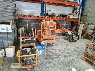 une pièce remplie d'une multitude de machines de toutes sortes