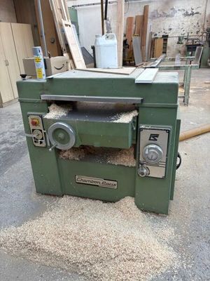 a machine that is sitting on the ground in a room