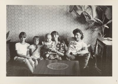 photographie en noir et blanc d'un groupe d'enfants assis sur un canapé