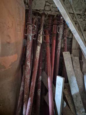 tout un tas de tuyaux qui traînent dans une pièce