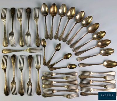 un grand nombre de cuillères et de fourchettes disposées en cercle
