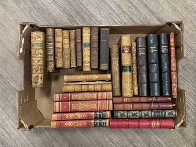 de nombreux vieux livres dans une boîte posée par terre