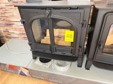 deux poêles à bois exposés dans un magasin