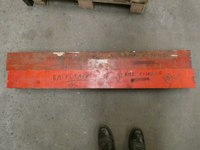Caisse de lames de cisailles réaffutées.