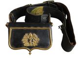 une ceinture avec un insigne et une ceinture avec une boucle