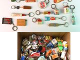 une boîte contenant de nombreux types de porte-clés différents
