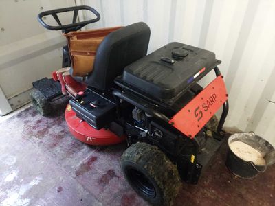 une tondeuse à gazon qui se trouve dans le garage