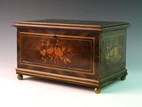 une petite boîte en bois ornée d'un motif floral