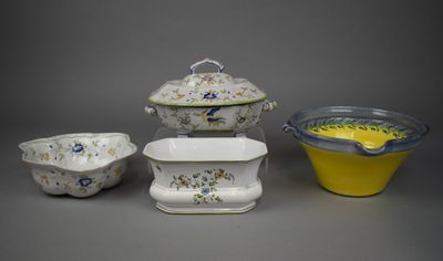 Lot de pièces en faïence stannifère à décor MOUSTIER en émau…