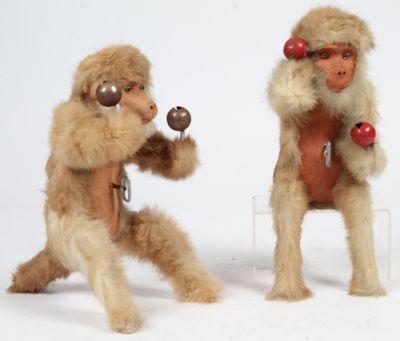 deux peluches qui se tiennent l'une à côté de l'autre